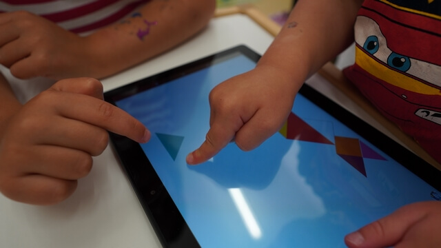 Mobileszköz használat és társas készségek